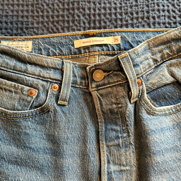 Levi’s Jean Wedgie - Picture 3 of 3